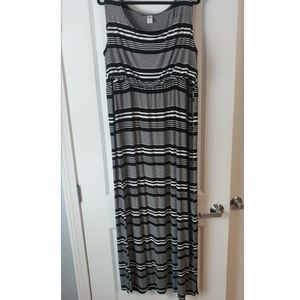 Old Navy Maternity/Nursing Maxi Dress